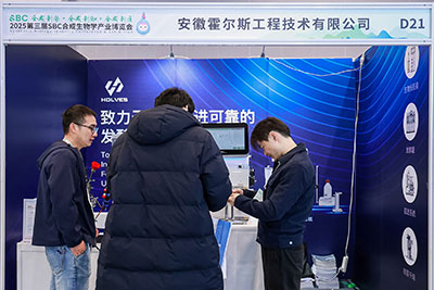午夜毛片精品福利團隊與客戶交流 午夜毛片精品福利團隊與客戶交流